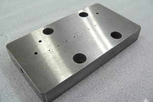 なぜ、プレートへの穴加工は難しいのか？